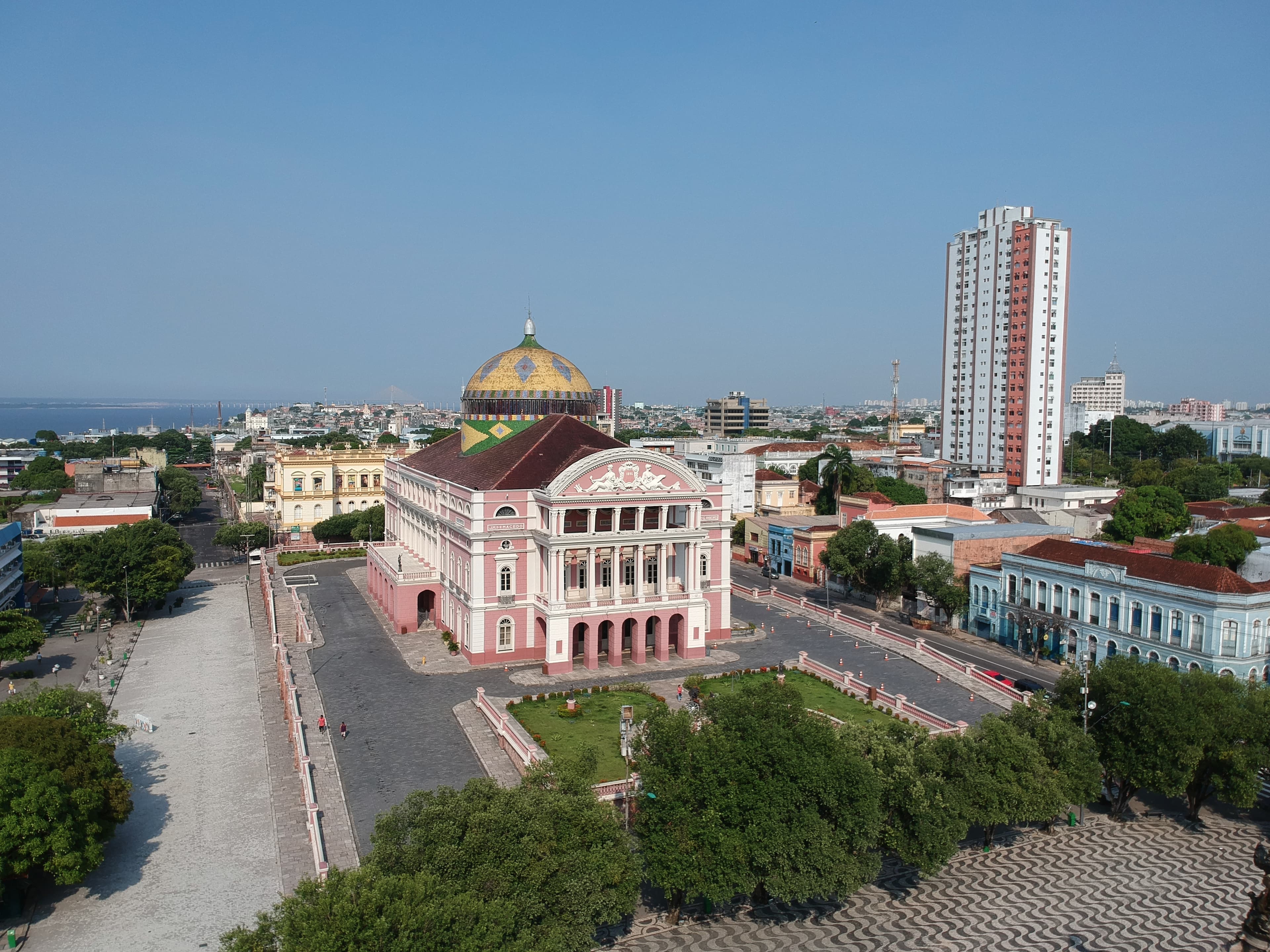 Vista aérea do Teatro Amazonas e sua cúpula em Manaus